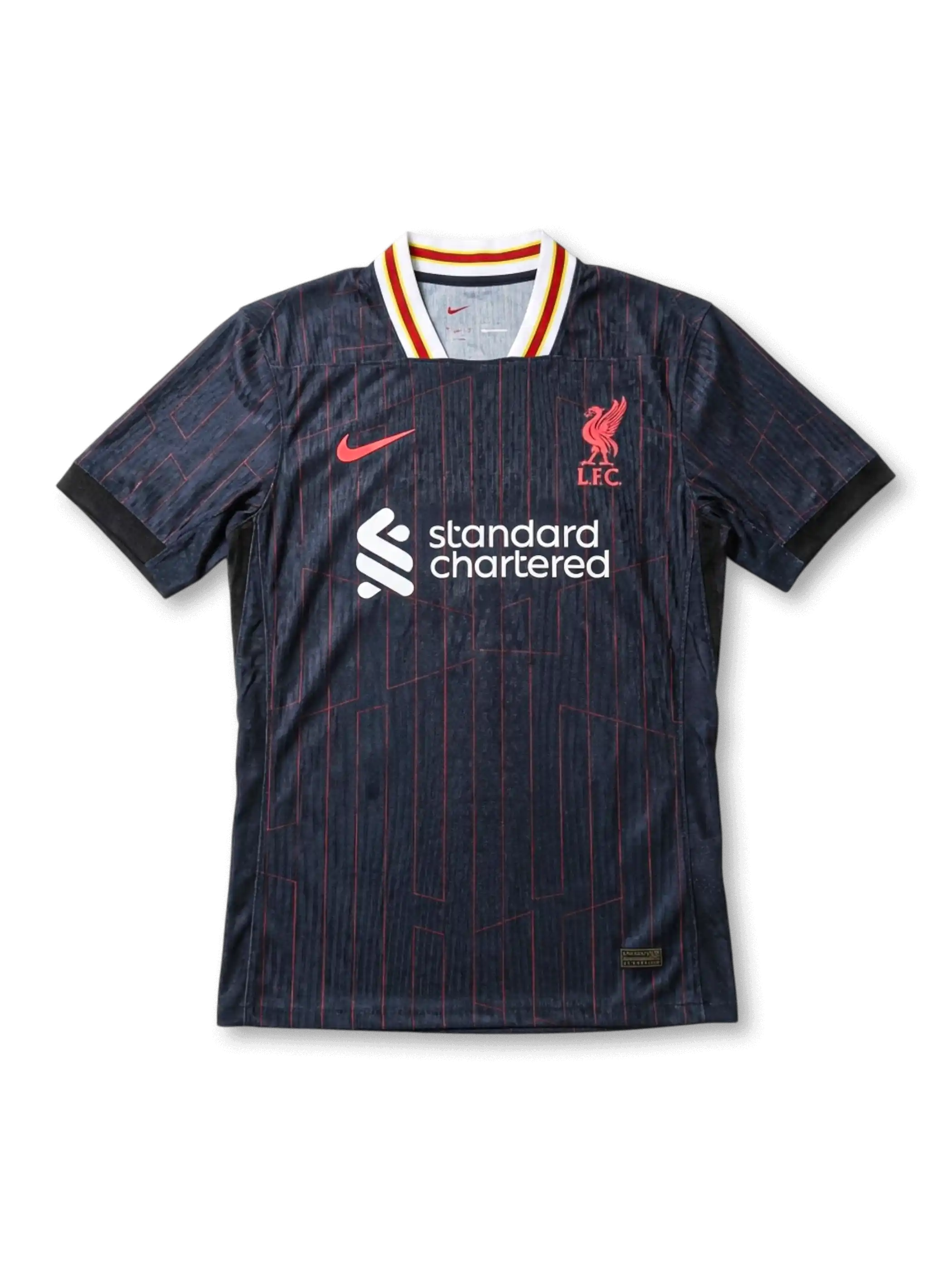 リバプール 2024/25 アウェイ Authentic(選手着用仕様)ジャージ 前面 — ネイビー×赤ピンストライプ×マルチカラー衿×スタンダードチャータード