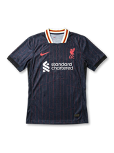 リバプール 2024/25 アウェイ Authentic(選手着用仕様)ジャージ 前面 — ネイビー×赤ピンストライプ×マルチカラー衿×スタンダードチャータード
