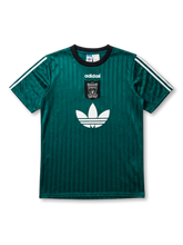 リヴァプールFC × adidas Originals トレフォイルジャージ グリーン 正面 — ディープグリーンジャカード、大型トレフォイル、リヴァプールエンブレム
