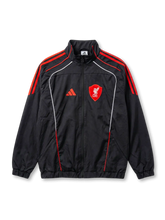 リヴァプールFC adidas トレーニングウィンドブレーカー ブラック — レッド3ストライプとホワイトパイピング、大型リヴァーバード刺繍を配した公式トレーニングライン