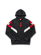 マンチェスター・ユナイテッド adidas Originals シェブロンフーディー ブラック 前面 — 赤白シェブロンパネルとレッドデビル立体刺繍を配した復刻ライフスタイルライン