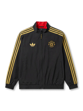 マンチェスター・ユナイテッド×adidas Originals春節トラックジャケット正面、レッド×ゴールドadidasトレフォイル・金刺繍レッドデビルエンブレム・装飾ジップ引き手・コンビ裾タグ
