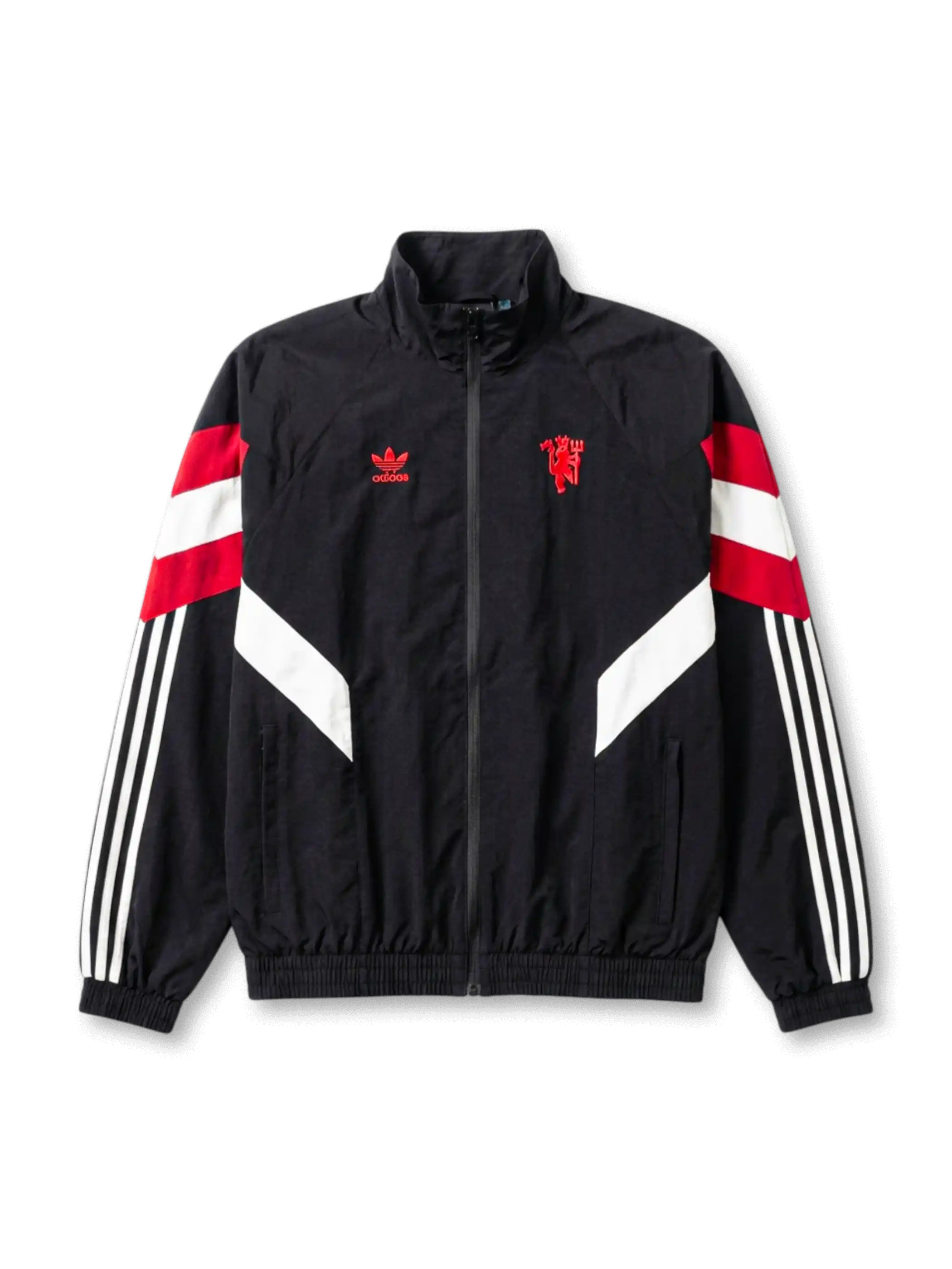 マンチェスター・ユナイテッド adidas Originals 復刻トラックジャケット ブラック — 赤白二重シェブロンパネルとレッドデビル立体刺繍を配した復刻ライフスタイルライン