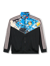 マンチェスター・ユナイテッド adidas Originals × ストーン・ローゼズ トラックトップ正面、ブラック×マルチカラースプラッシュV型パネル・ピンク3本ストライプ・トレフォイルロゴ・マンUエンブレム