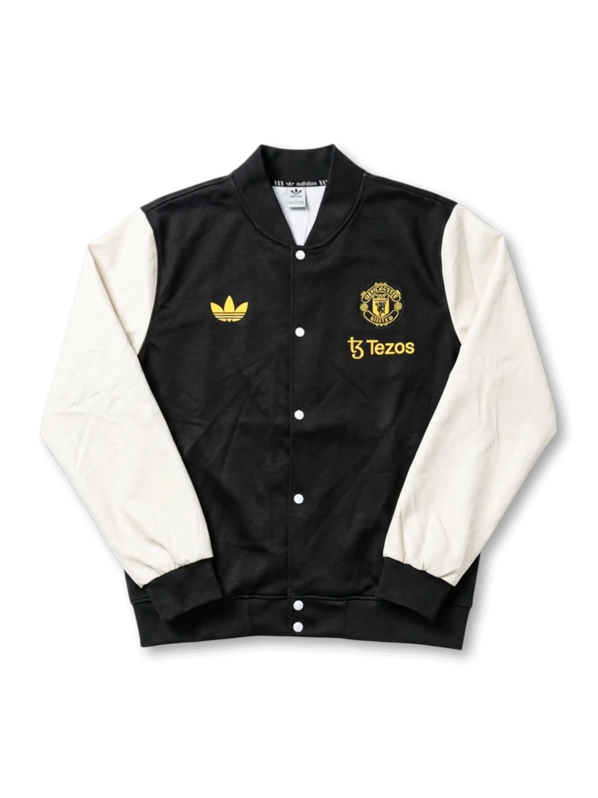 MU×adidas Originals×Tezosバーシティボンバージャケット正面・ブラック×クリーム、モアレボディ・ゴールドadidasトレフォイルMUエンブレム・TezosスポンサーロゴYellow