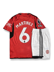 2023-24シーズンのマンチェスター・ユナイテッドホームユニフォーム、マルティネス6番着用、赤色ベースのシャツとパンツセット
