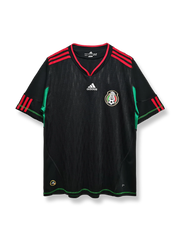 2010シーズンのメキシコ代表アウェイユニフォーム、フアン・カルロス・モントーヤ・ハビエル・エルナンデス着用、白を基調とした現代的デザイン