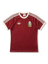 メキシコ代表×adidas Originals復刻ライフスタイルTシャツ正面・バーガンディ、クリームホワイト3本ストライプ袖・FMFヴィンテージエンブレム・背面MÉXICOアーチテキスト