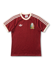 メキシコ代表×adidas Originals復刻ライフスタイルTシャツ正面・バーガンディ、クリームホワイト3本ストライプ袖・FMFヴィンテージエンブレム・背面MÉXICOアーチテキスト