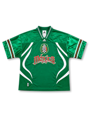 メキシコ代表ブリングバックリミックスジャージ、グリーンボディ、白カーブパネル、代表エンブレム、Méxicoロゴ、幾何学柄Vネック、袖口トリコロールライン、前面と背面