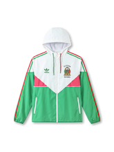 メキシコ代表 adidas Originals 復刻ウィンドブレーカー グリーン/ホワイト — ホワイトシェブロンパネルと三色袖ストライプ、SELECCION NACIONALヴィンテージ国章エンブレムを配した復刻ライフスタイルライン