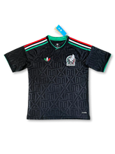 メキシコ代表 2026 アウェイジャージ Originalsトレフォイルエディション レプリカ 正面 — ブラック×MXモノグラム、国旗三色3ストライプ、トリコロールトレフォイル、FMFエンブレム、タグ付き
