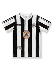 1996年シーズンのニューカッスルホームユニフォーム、アラン・シアラー着用の伝統的サッカージャージ