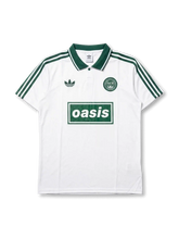 オアシス × アディダス オリジナルス Live '25 フットボール ジャージ フロント(ホワイト×グリーン+oasisボックスロゴ+adidas Originalsトレフォイル+3ストライプ+Live '25マンチェスター・サークルパッチ+グリーン・ポロカラー)