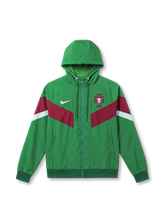 ポルトガル代表 Nike ウィンドランナージャケット グリーン — クリムゾンシェブロンパネルとFPF公式エンブレム刺繍を配した公式トレーニングライン