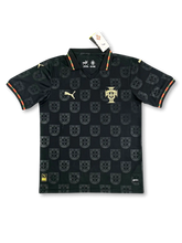 ポルトガル代表 2026 アウェイジャージ パンテーラ・ネグラエディション レプリカ 正面 — ブラック×ゴールド、FPFモノグラム全面、国旗カラーネック、タグ付き