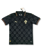 ポルトガル代表 2026 アウェイジャージ パンテーラ・ネグラエディション レプリカ 正面 — ブラック×ゴールド、FPFモノグラム全面、国旗カラーネック、タグ付き