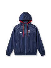 パリ・サンジェルマン × Nike × Louis Vuitton ウィンドランナージャケット ネイビー — LVモノグラムシェブロンパネルとPSGエンブレム刺繍を配した三者構成スペシャルエディション