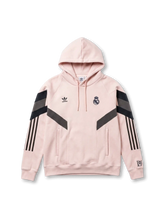 レアル・マドリード adidas Originals シェブロンフーディー ピンク 前面 — チャコールV字パネル・エンブレム刺繍・3ストライプを配した復刻ライフスタイルライン