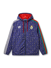 レアル・マドリード × adidas Originals × Gucci モノグラムジャケット ネイビー — GGモノグラム総柄・Gucciウェブストライプ・adidasストライプを配した三者構成スペシャルエディション