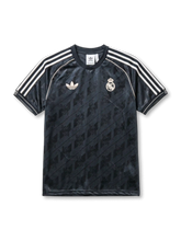 レアル・マドリード×adidas OriginalsジャカードライフスタイルTシャツ正面・ブラック、RMジャカード全面・ホワイト3本ストライプ・クリームパイピング・ゴールドRMエンブレム