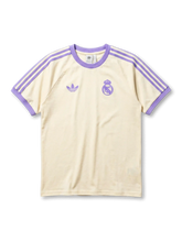 レアル・マドリード×adidas Originals復刻ライフスタイルTシャツ正面・クリーム×パープル、パープル3本ストライプ袖・RMエンブレム・背面REAL MADRIDアーチテキスト