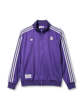 レアル・マドリード adidas Originals 復刻トラックジャケット パープル — ホワイトストライプとエンブレム刺繍を配した復刻ライフスタイルライン