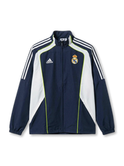 レアル・マドリード×adidas復刻トレーニングトラックジャケット正面・ネイビー×ホワイト、大型カーブパネル・ネオンイエローパイピング・ホワイト3本ストライプ・RMエンブレム
