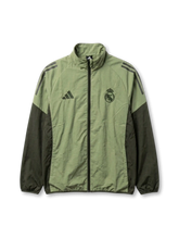 レアル・マドリード adidas トレーニングウィンドブレーカー オリーブグリーン — ライト×ダークオリーブのトーン・オン・トーンとクラウンエンブレム刺繍を配した公式トレーニングライン
