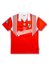 リーベル・プレート 1995-96 アウェイ 10番 フロント(レッド地×ホワイト逆V字グラフィック+Quilmes+adidasクラシックロゴ+CARPクラブクレスト+プリメーラ・ディビシオン左袖パッチ)