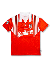 リーベル・プレート 1995-96 アウェイ 10番 フロント(レッド地×ホワイト逆V字グラフィック+Quilmes+adidasクラシックロゴ+CARPクラブクレスト+プリメーラ・ディビシオン左袖パッチ)