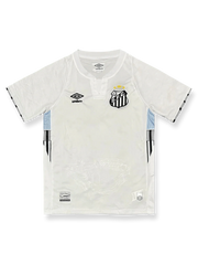 2024/25シーズンのサントスFCアウェイユニフォーム、ヴィラ・ベルミーロスタジアムのグラフィックが施されたデザイン