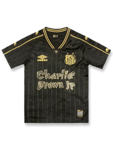 2024年サントスFCとCharlie Brown Jr.のコラボによる特別版ホームユニフォーム、スケートボードモチーフのデザイン