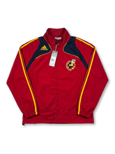 スペイン代表 2002/03 トラックジャケット adidas デッドストック 正面 — スカーレットレッド×ネイビー×ゴールド、RFEFエンブレム、タグ付き未着用