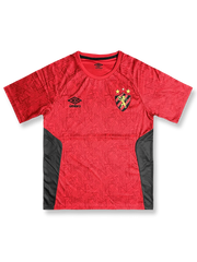 2024/25シーズンのスポルチ・レシフェ トレーニングウェア、赤と黒のストライプデザイン