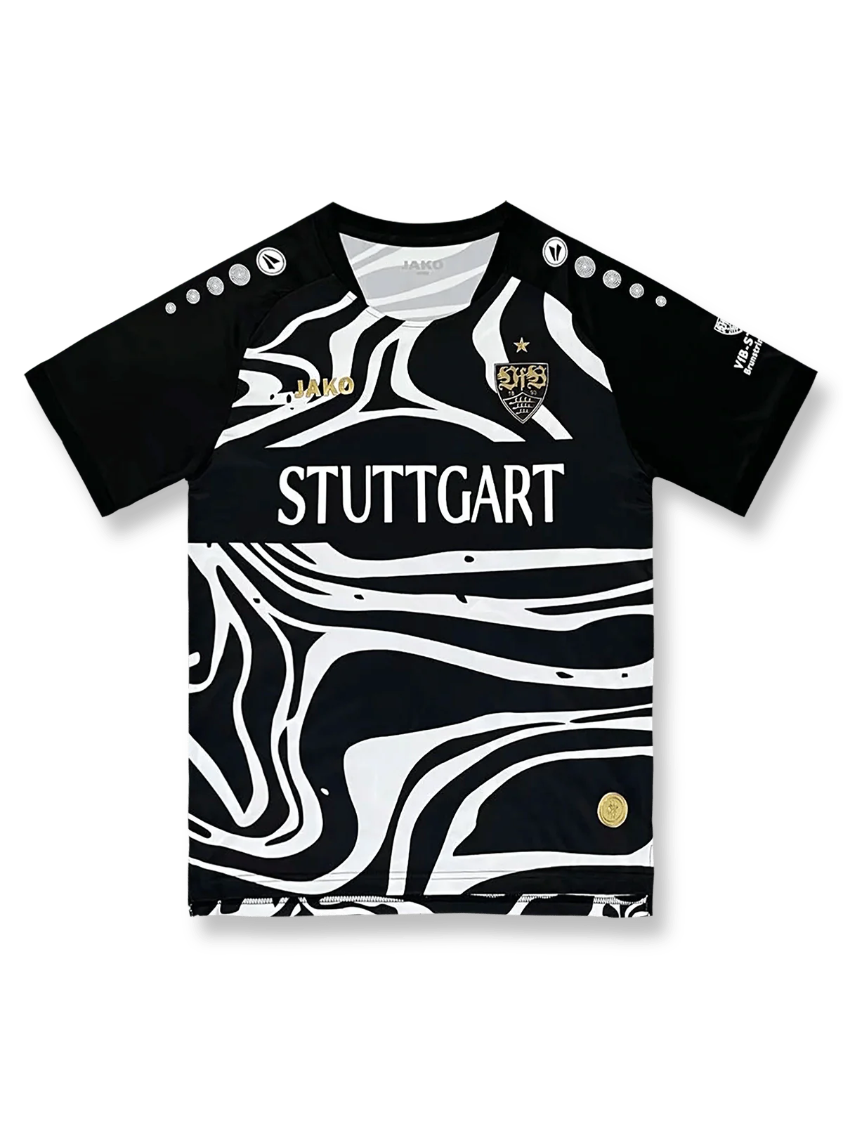 2023/24シーズンのVfBシュトゥットガルトホームユニフォーム、赤い胸帯と3Dエンブレムが特徴