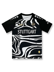 2023/24シーズンのVfBシュトゥットガルトホームユニフォーム、赤い胸帯と3Dエンブレムが特徴