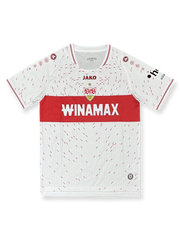 2023/24シーズンのVfBシュトゥットガルトホームユニフォーム、赤い胸帯と3Dエンブレムが特徴