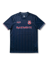 ウェスト・ハム × アイアン・メイデン コラボシャツ フロント(IRON MAIDENロゴ+IMFC+1975年クラシッククレスト+クラレット×スカイブルー袖口トリム)