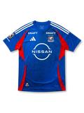 横浜F・マリノス 2026/27 ホームジャージ 前面 — ロイヤルブルー×赤サイドパネル×NISSANロゴ×四星エンブレム×Jリーグパッチ