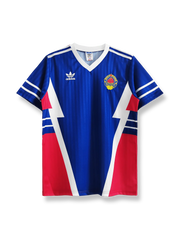 1990シーズンのユーゴスラビア代表ホームユニフォーム、ドラガン・ストイコビッチ・デヤン・サヴィチェビッチ着用、青基調の伝統的デザイン