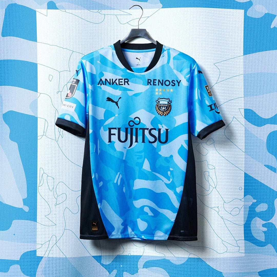 ブルーの総柄グラフィックとFUJITSUロゴが映える26/27ホーム。
