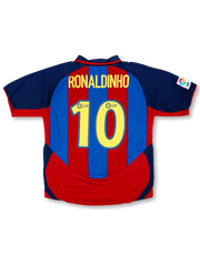 2003-04 FCバルセロナホーム正面、ブルー×レッド縦ストライプ・ネイビーラグランパネル・FCBエンブレム・スポンサーなし・Nike製