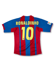 2004-05 FCバルセロナホーム正面、ブルー×レッド縦ストライプ・FCBエンブレム・スポンサーなし・Nike製