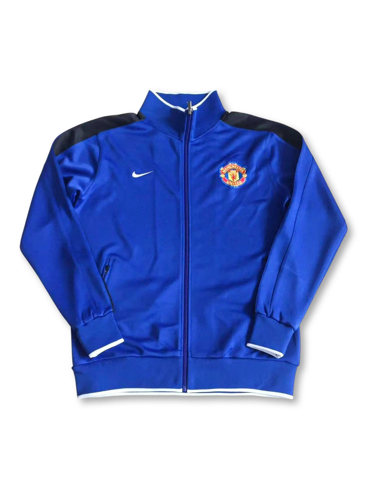 2010年マンチェスター・ユナイテッド トラックジャケット 正面、ブルー×ホワイト Nikeロゴとクラブエンブレム