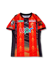 2020年レノファ山口FC ホームユニフォーム 正面、uprロゴと炎ストライプデザイン