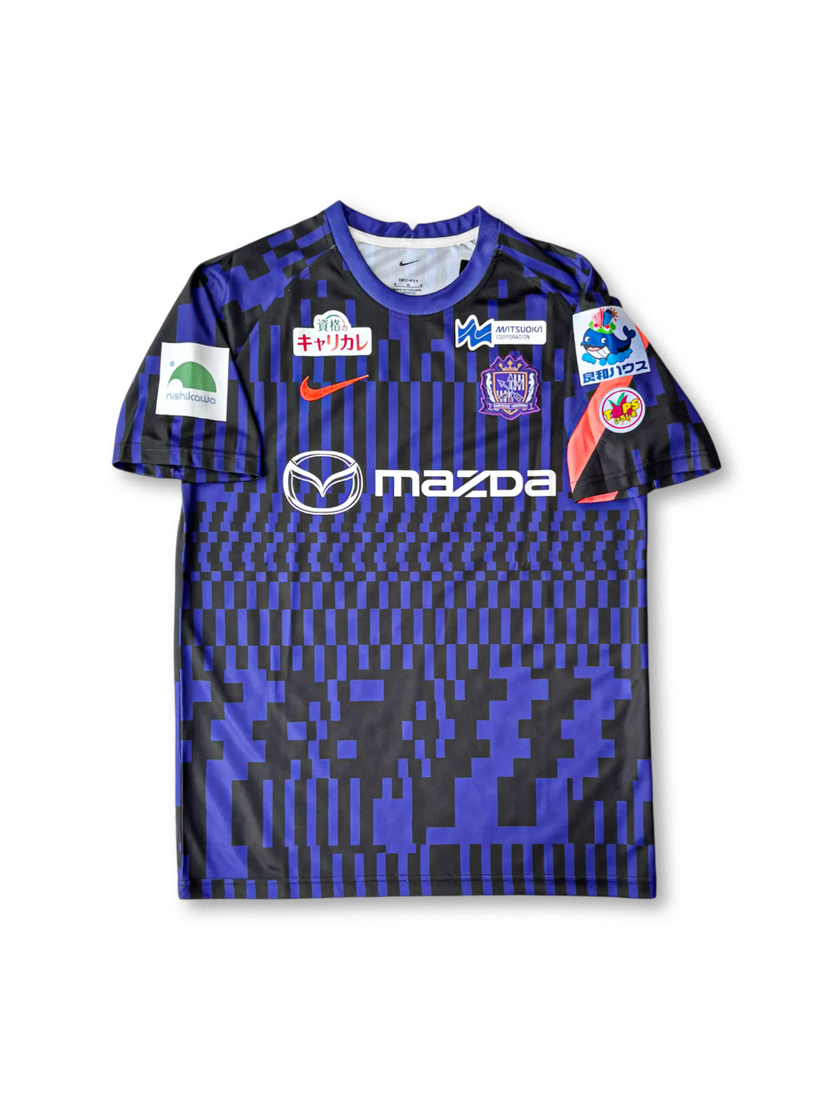 2022年サンフレッチェ広島トレーニングウェア。パープル×ブラックのデジタルカモ柄デザインで、Mazdaロゴを配したNike製公式練習用モデル。