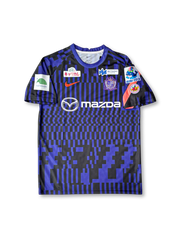 2022年サンフレッチェ広島トレーニングウェア。パープル×ブラックのデジタルカモ柄デザインで、Mazdaロゴを配したNike製公式練習用モデル。