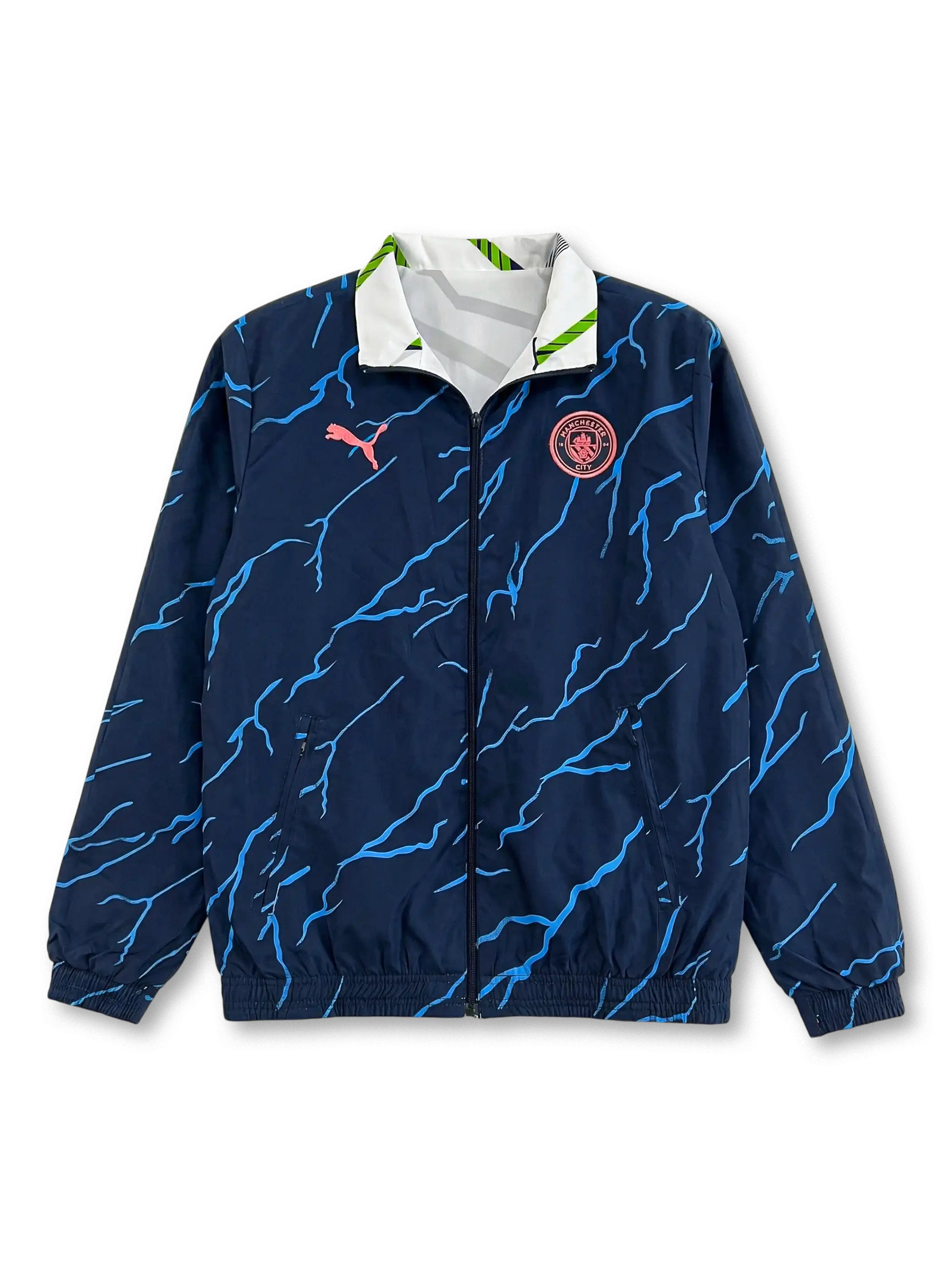 ホワイト×ネイビー×ライムグリーン幾何学柄のマンチェスター・シティ ウィンドブレーカー正面