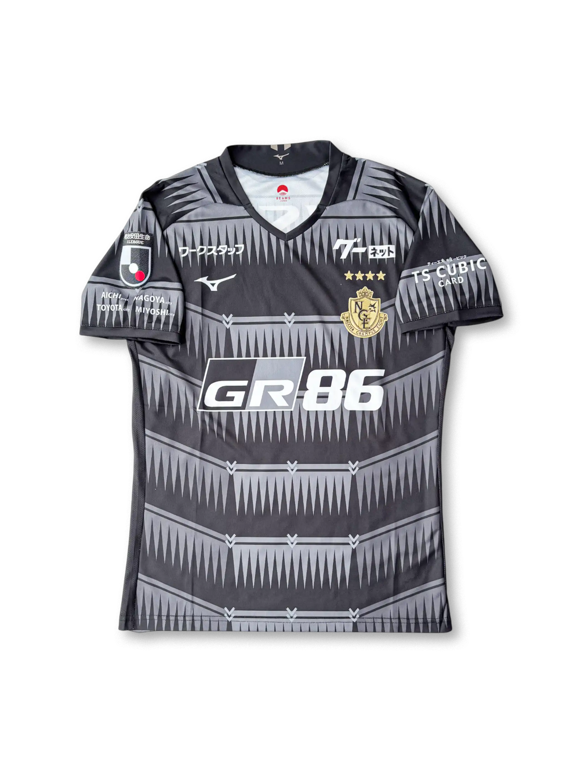 2023年名古屋グランパス ホームユニフォーム 正面、GR86スポンサー入り 幾何学デザイン